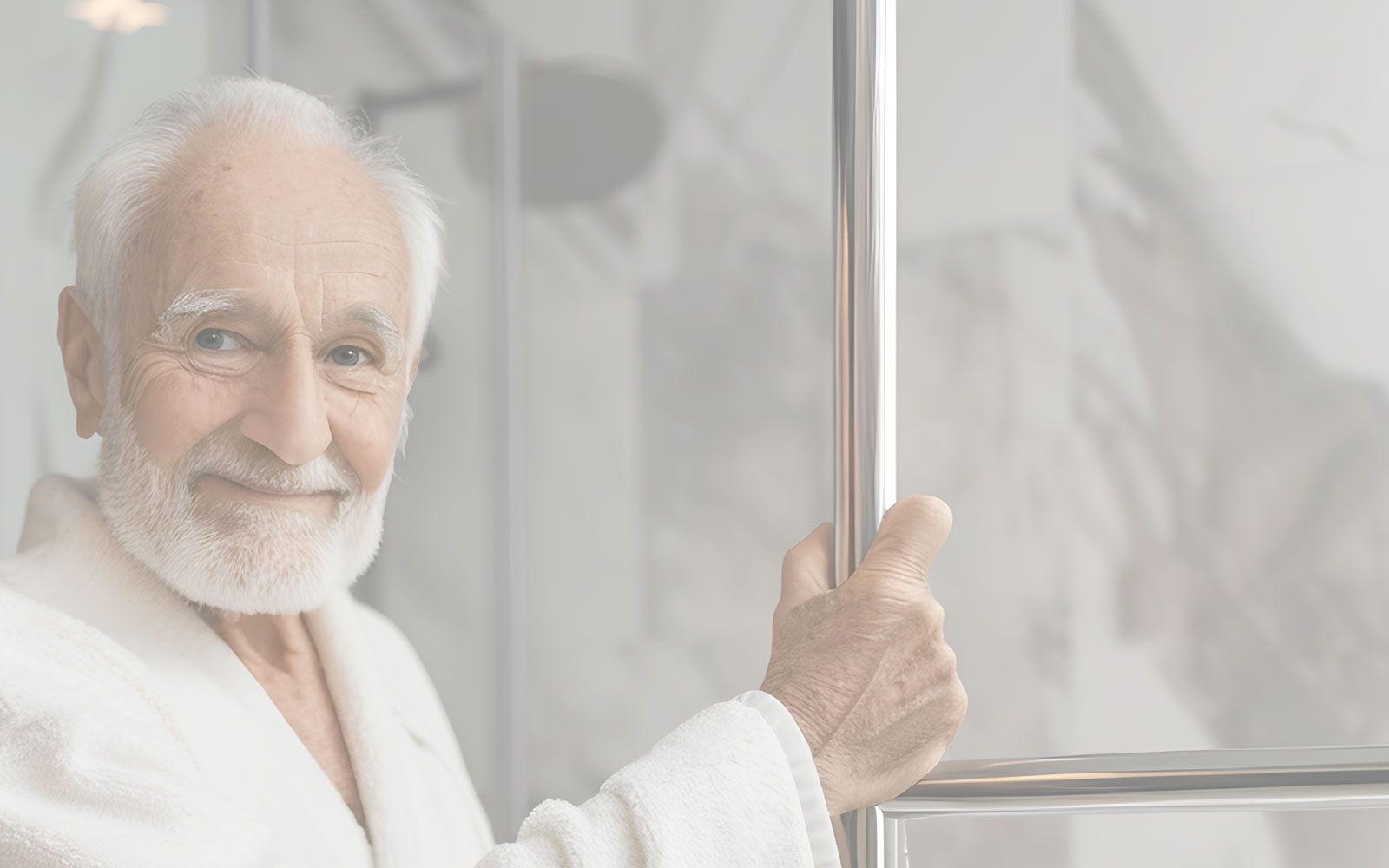 Lächelnder Senior mit grauem Haar und Bart